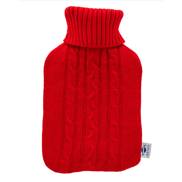 bouillotte axion avec housse en tricot rouge et motif torsadé