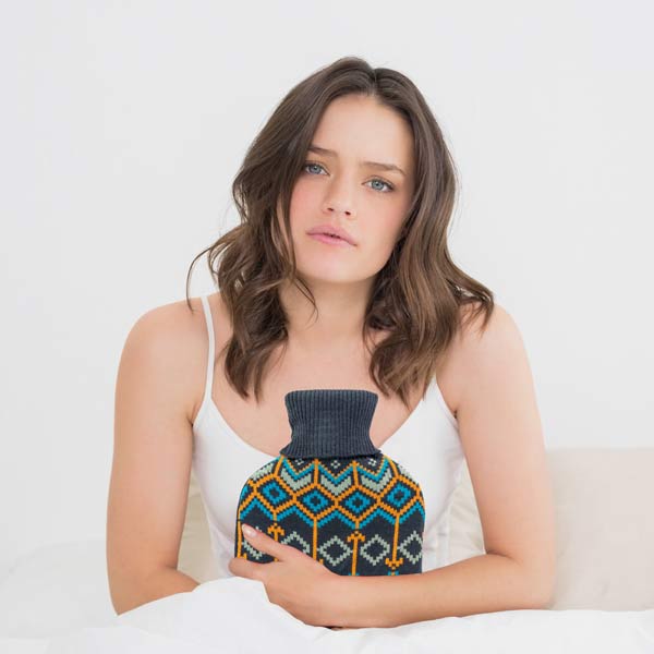 Botella de agua caliente con funda con diseño de rombos azul oscuro - 33x20 cm